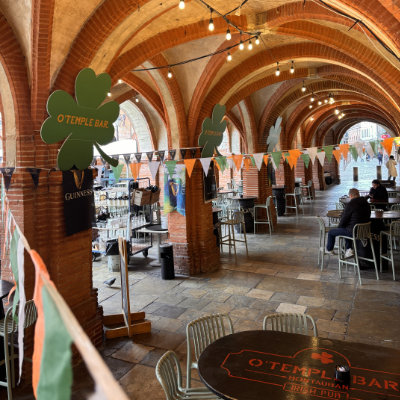 Terrasse de O'Temple Bar sous les arcades de Montauban